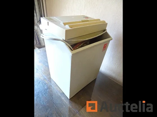 Tafel in glas, bureautafel stoel, papieren schredder - afbeelding 6 van  8