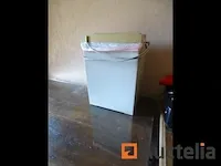Tafel in glas, bureautafel stoel, papieren schredder - afbeelding 7 van  8