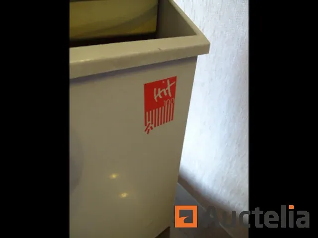 Tafel in glas, bureautafel stoel, papieren schredder - afbeelding 8 van  8