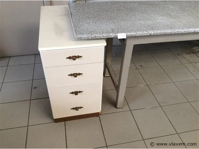 Tafel + kastje + bureaustoel ( beschadigd) - afbeelding 2 van  3