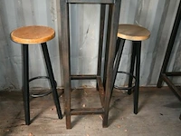 Tafel met 2 barkrukken - afbeelding 1 van  6