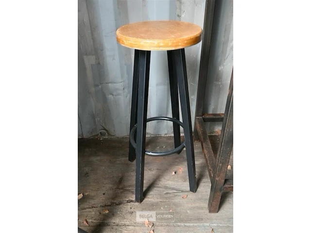 Tafel met 2 barkrukken - afbeelding 3 van  6