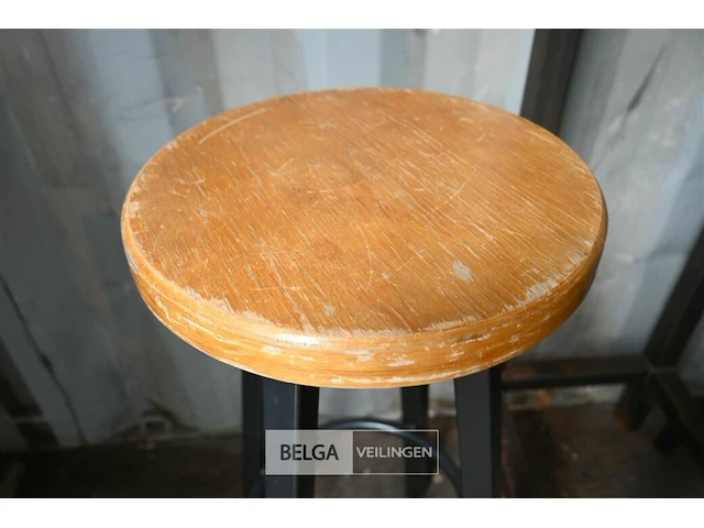 Tafel met 2 barkrukken - afbeelding 4 van  6