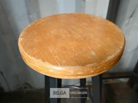 Tafel met 2 barkrukken - afbeelding 4 van  6