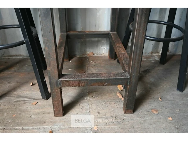 Tafel met 2 barkrukken - afbeelding 5 van  6
