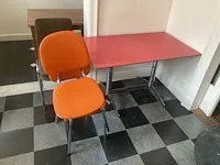 Tafel met 4 stoelen