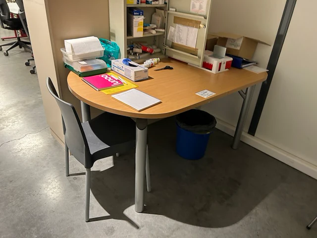 Tafel met 4 stoelen - afbeelding 1 van  4