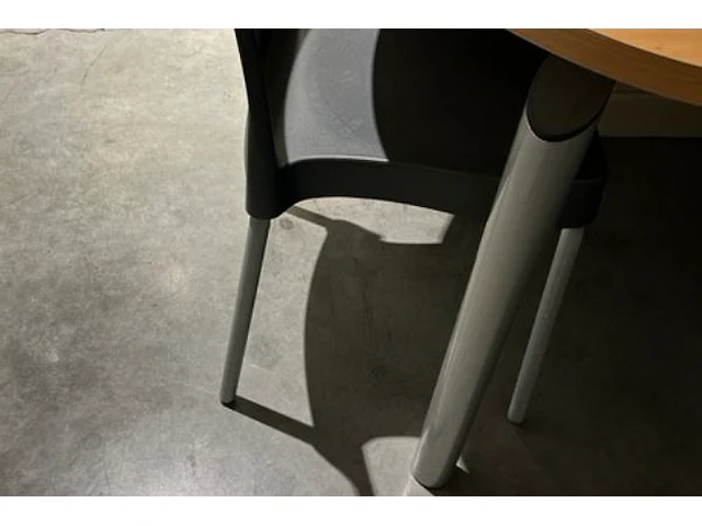 Tafel met 4 stoelen - afbeelding 2 van  4
