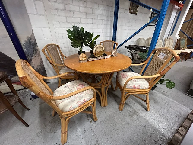 Tafel met 4 stoelen - afbeelding 1 van  7