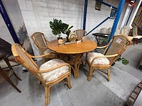 Tafel met 4 stoelen - afbeelding 1 van  7