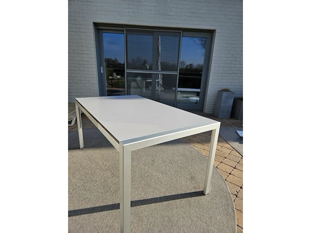 Tafel met 4 stoelen - afbeelding 1 van  8
