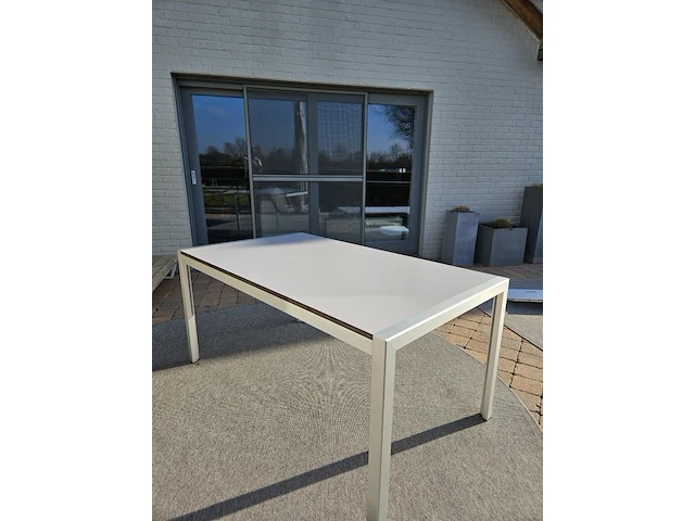 Tafel met 4 stoelen - afbeelding 2 van  8