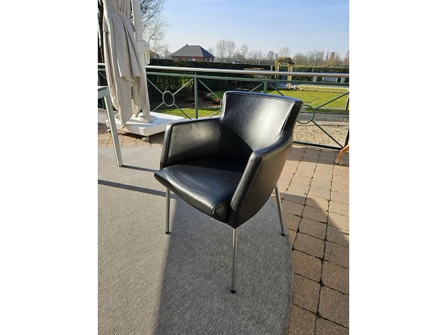 Tafel met 4 stoelen - afbeelding 4 van  8