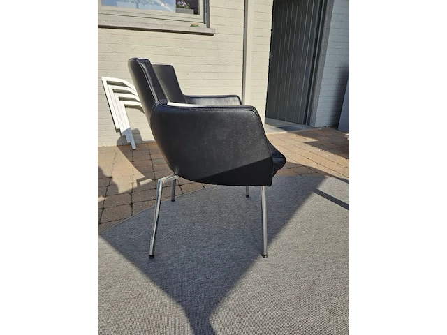 Tafel met 4 stoelen - afbeelding 5 van  8