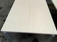 Tafel met ijzeren onderstel - afbeelding 1 van  2