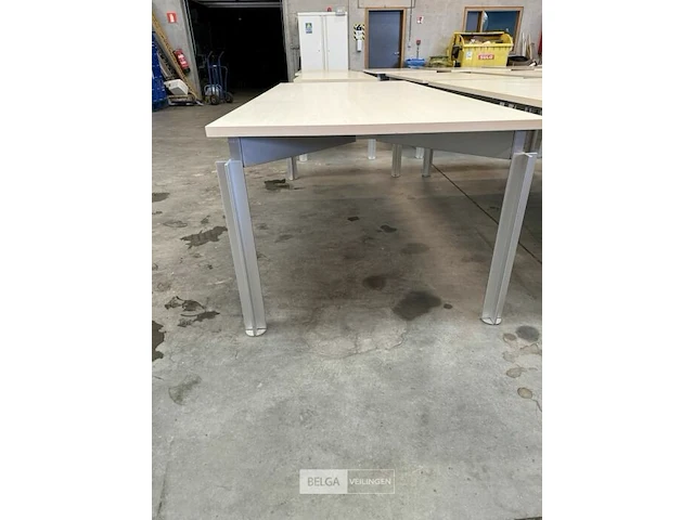 Tafel met ijzeren onderstel - afbeelding 2 van  2