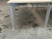 Tafel met ijzeren onderstel - afbeelding 2 van  2