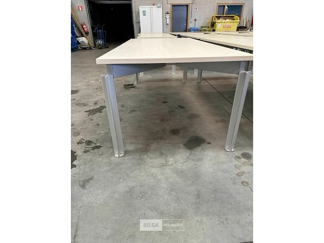 Tafel met ijzeren onderstel - afbeelding 2 van  3