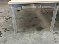 Tafel met ijzeren onderstel - afbeelding 2 van  3