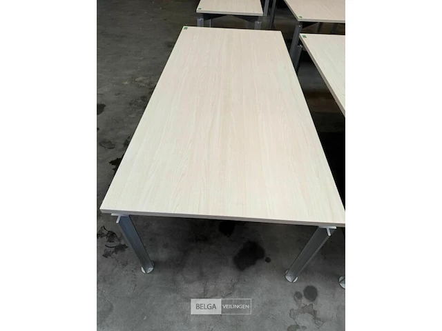 Tafel met ijzeren onderstel - afbeelding 1 van  3