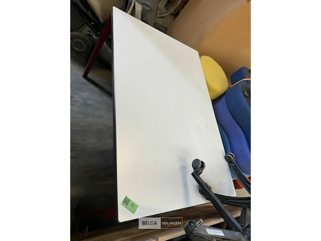 Tafel met ijzeren onderstel - afbeelding 1 van  2