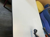 Tafel met ijzeren onderstel - afbeelding 1 van  2