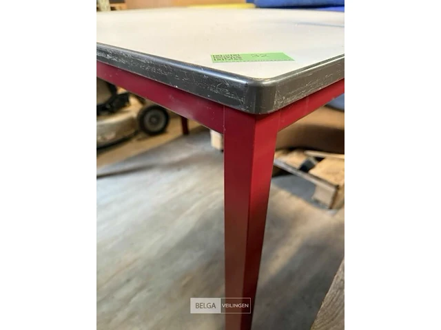 Tafel met ijzeren onderstel - afbeelding 2 van  2