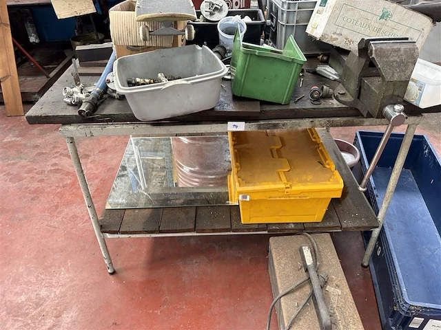 Tafel met inhoud - afbeelding 1 van  10