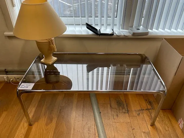 Tafel met lamp - afbeelding 1 van  4