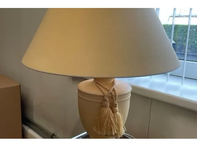 Tafel met lamp - afbeelding 3 van  4