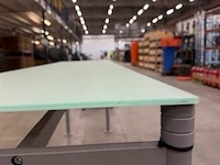 Tafel met melkglas tafelblad - afbeelding 3 van  4