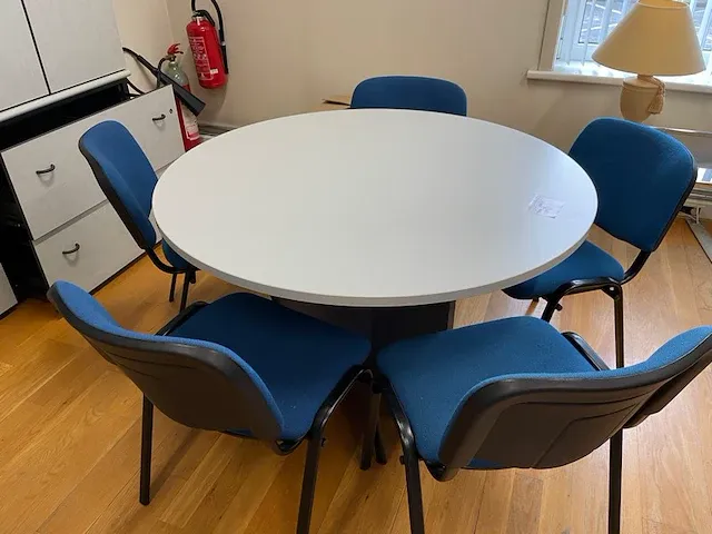 Tafel met stoelen - afbeelding 1 van  6