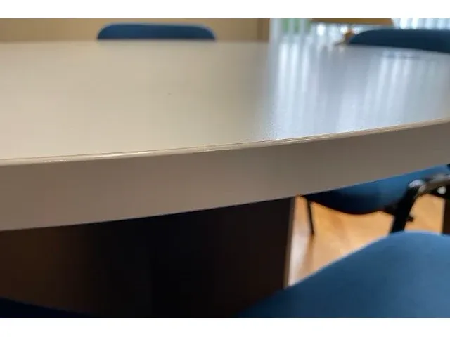 Tafel met stoelen - afbeelding 2 van  6