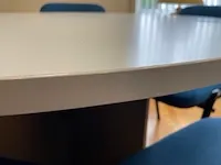 Tafel met stoelen - afbeelding 2 van  6