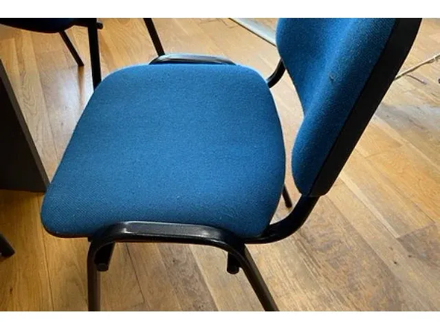 Tafel met stoelen - afbeelding 3 van  6