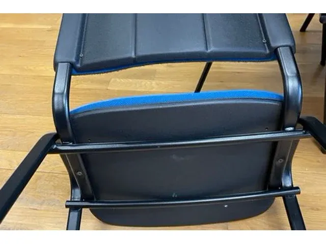 Tafel met stoelen - afbeelding 5 van  6
