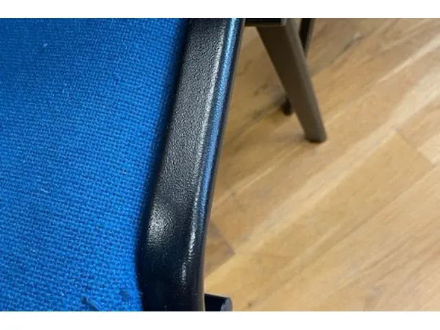 Tafel met stoelen - afbeelding 6 van  6