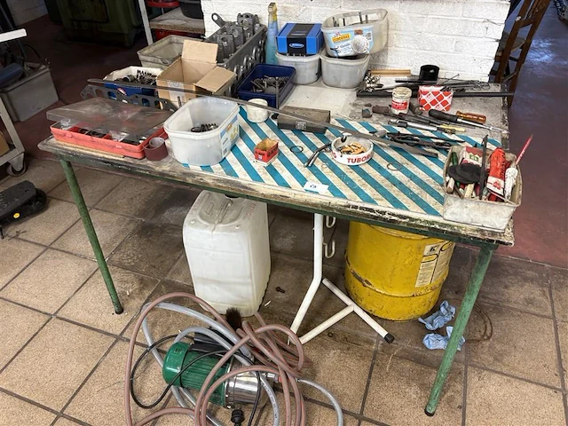 Tafel met toebehoren en pomp - afbeelding 1 van  8