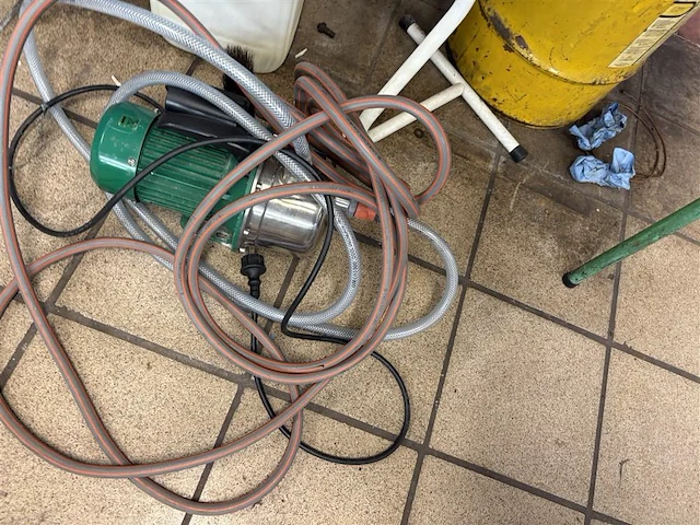 Tafel met toebehoren en pomp - afbeelding 2 van  8
