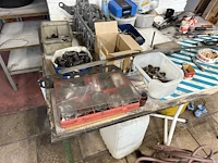 Tafel met toebehoren en pomp - afbeelding 3 van  8