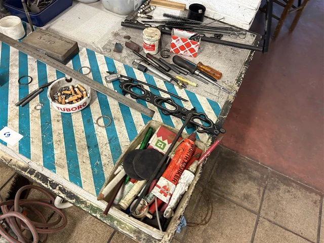 Tafel met toebehoren en pomp - afbeelding 6 van  8