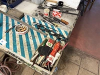 Tafel met toebehoren en pomp - afbeelding 6 van  8