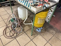 Tafel met toebehoren en pomp - afbeelding 7 van  8