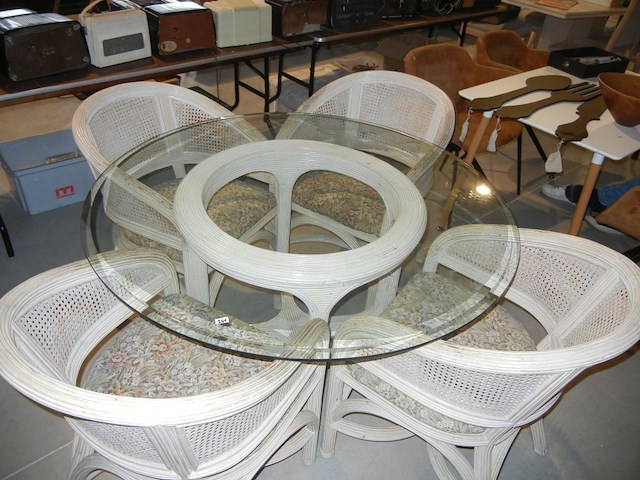 Tafel met vier stoelen - afbeelding 1 van  2