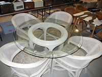 Tafel met vier stoelen - afbeelding 1 van  2