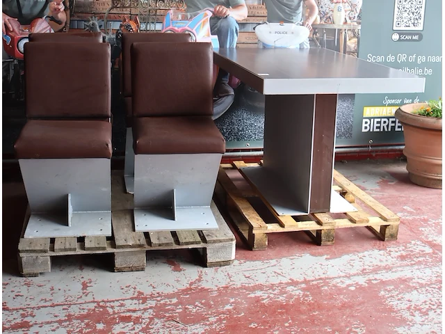 Tafel met vier stoelen - afbeelding 1 van  4