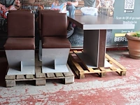 Tafel met vier stoelen - afbeelding 1 van  4
