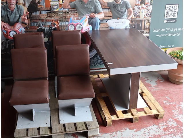 Tafel met vier stoelen - afbeelding 2 van  4