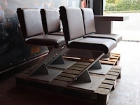 Tafel met vier stoelen - afbeelding 3 van  4