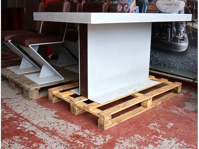 Tafel met vier stoelen - afbeelding 4 van  4